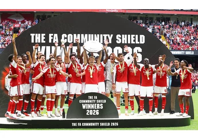 Команда Arsenal празднует победу в Community Shield 2026