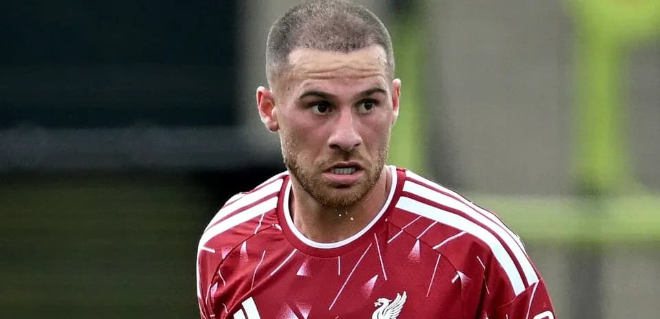 Игрок в красной форме Liverpool на тренировке