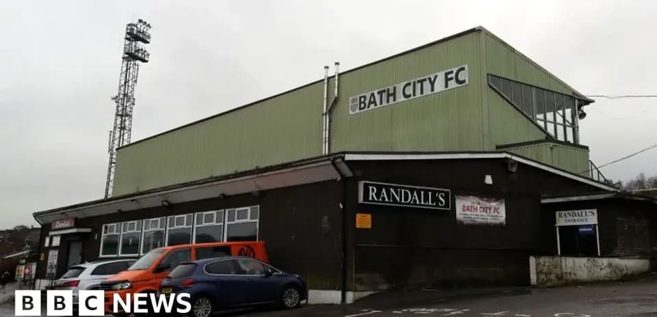 Стадион Bath City FC с парковкой и вывесками