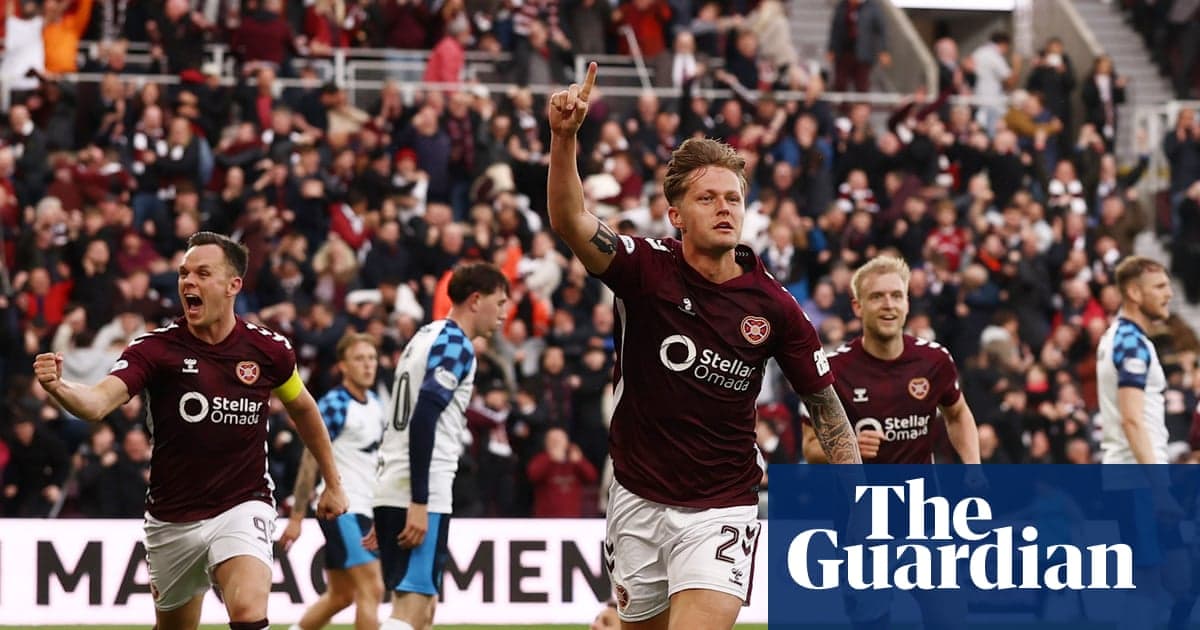 Игроки Hearts празднуют гол в матче