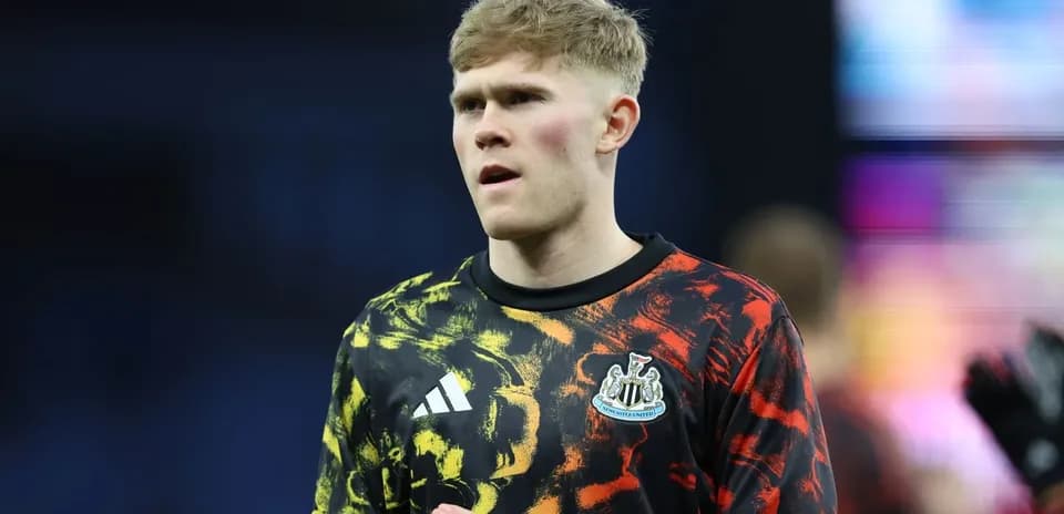 Игрок Newcastle United в тренировочной форме перед матчем
