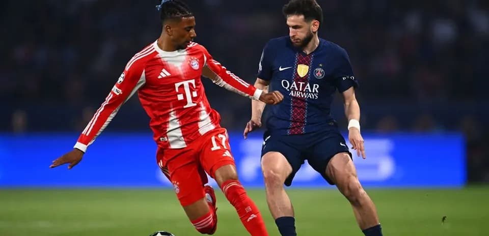 Игроки Bayern München и Paris Saint Germain в борьбе за мяч