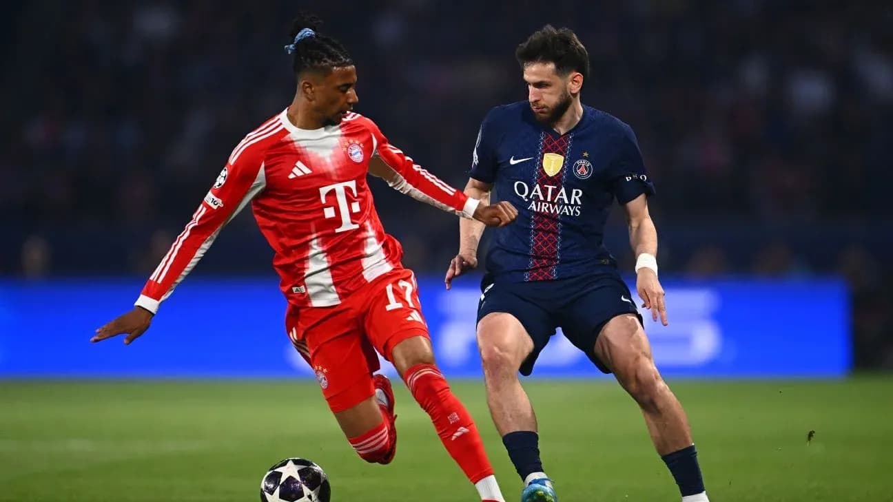 Игроки Bayern München и Paris Saint Germain в борьбе за мяч