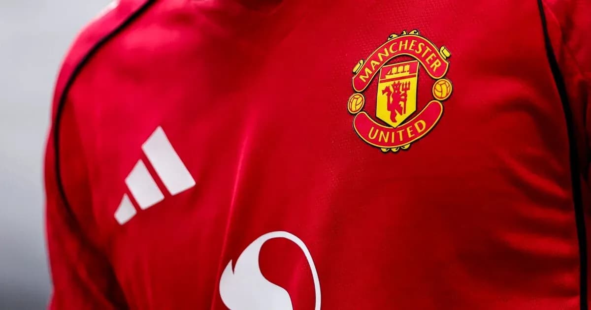 Логотип Manchester United на красной футболке