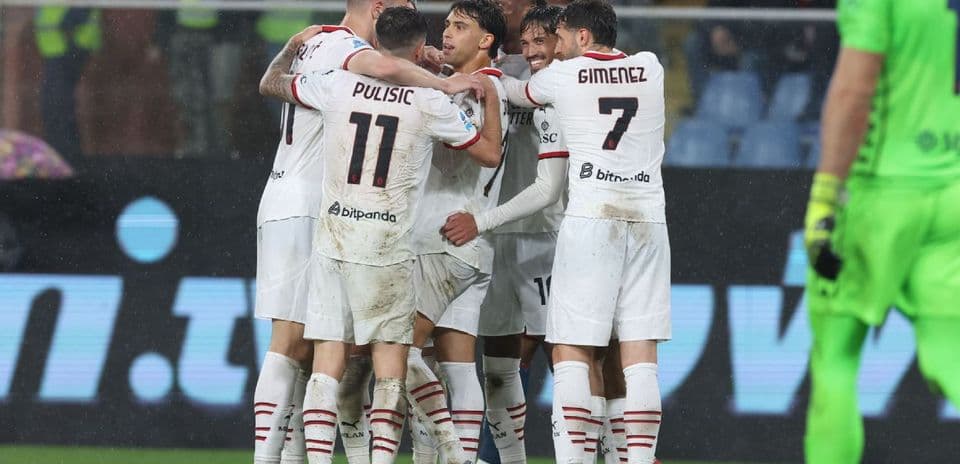 Игроки AC Milan празднуют гол во время матча