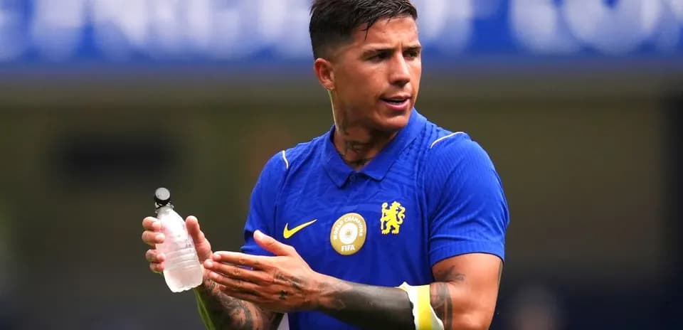 Игрок с бутылкой воды на тренировочном поле
