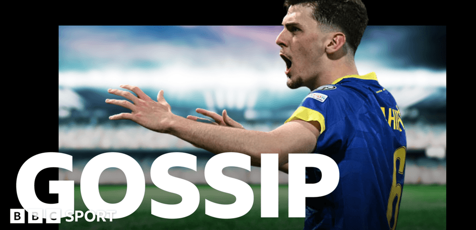 Игрок в синей форме подает сигнал на стадионе