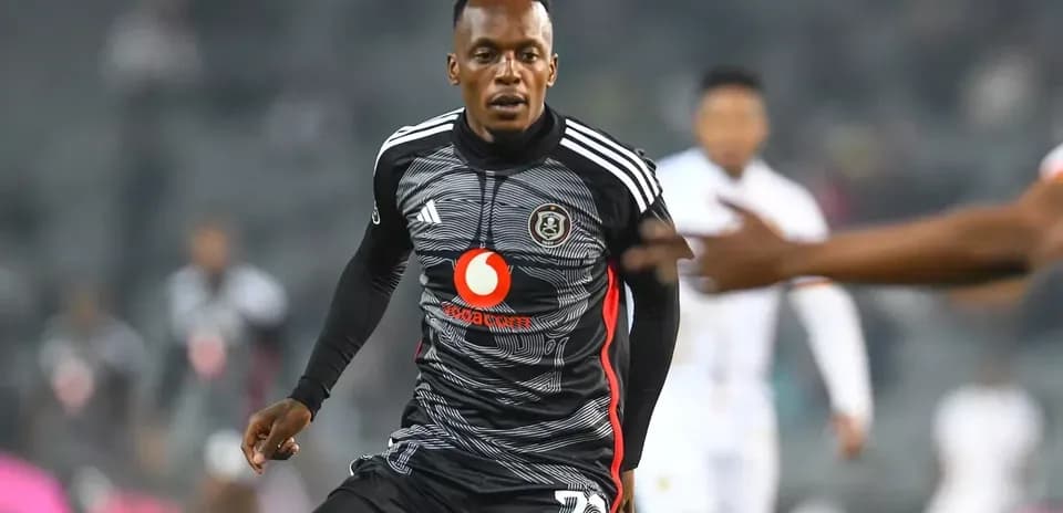 Игрок команды Orlando Pirates в черной форме на поле