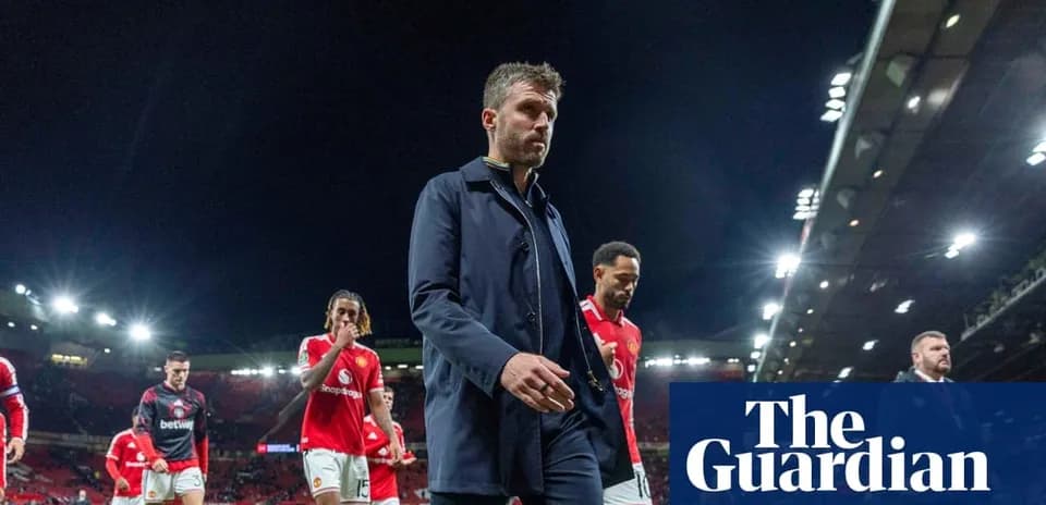 Футболисты Manchester United покидают поле после матча