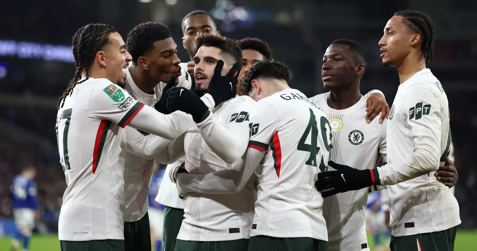 Игроки Chelsea празднуют гол во время матча