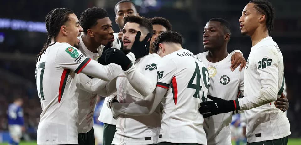 Игроки Chelsea празднуют гол во время матча