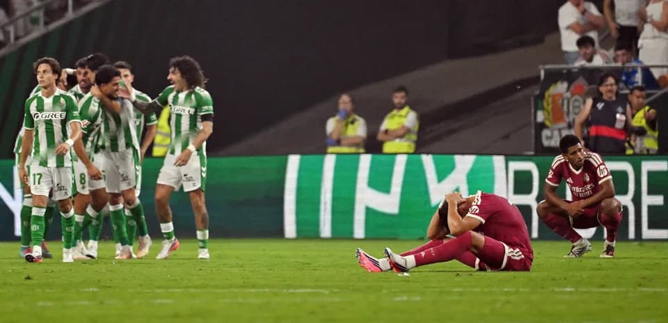 Игроки команды Betis празднуют, игроки другой команды расстроены