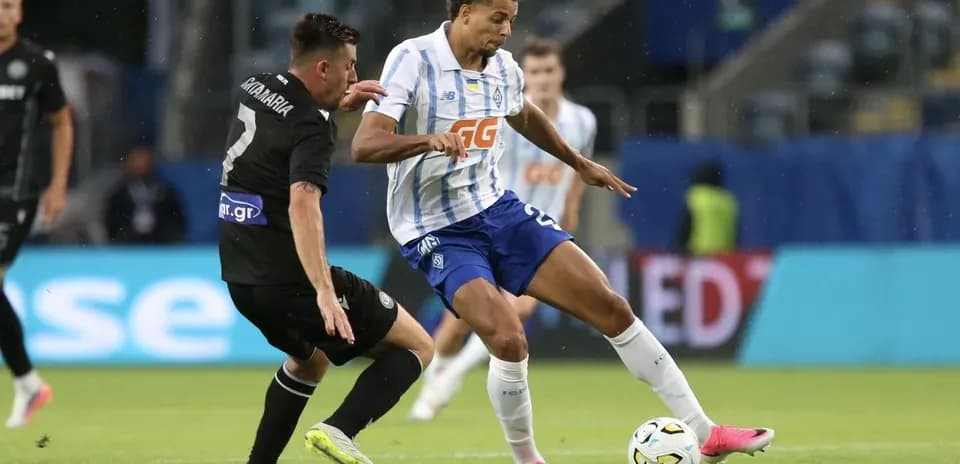 Игроки PAOK и Динамо Киев в борьбе за мяч