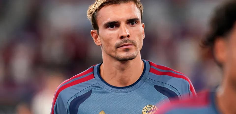 Игрок в форме ФК Bayern Munich перед матчем