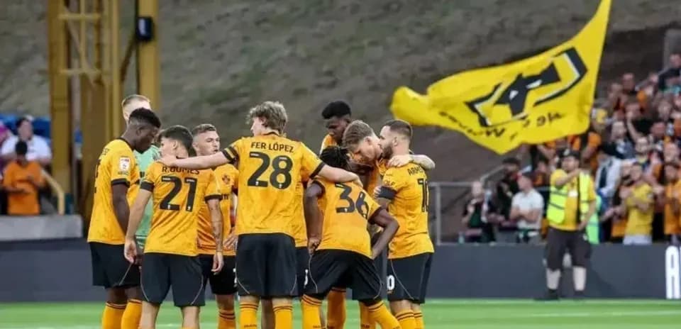 Игроки команды Wolverhampton обсуждают стратегию на поле