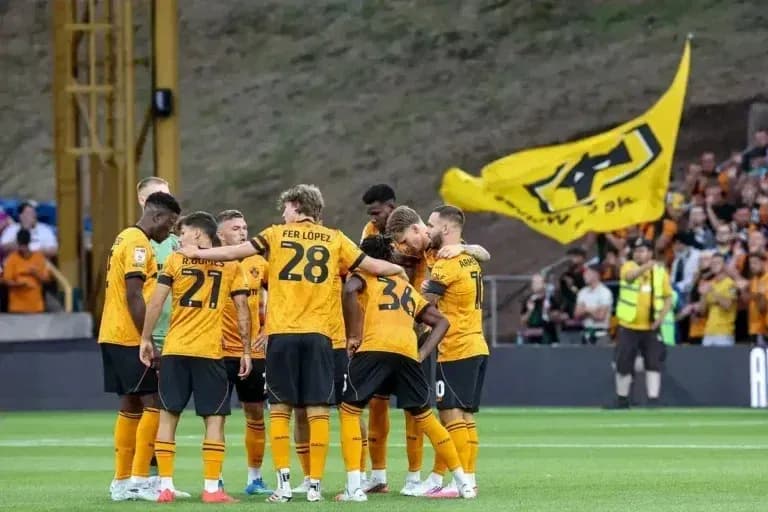 Игроки команды Wolverhampton обсуждают стратегию на поле