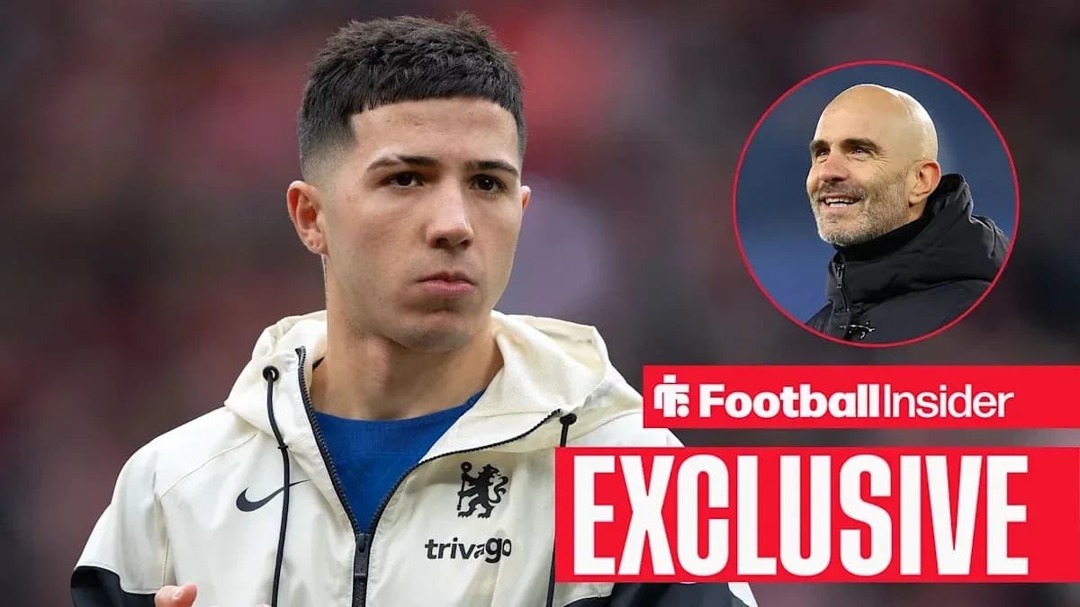 Игрок в форме Chelsea перед матчем на стадионе