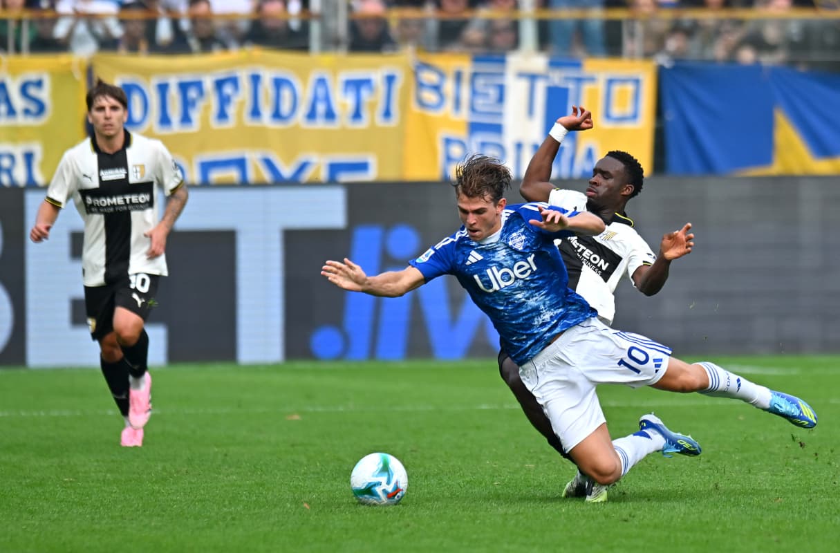 Игроки Como и Parma в борьбе за мяч