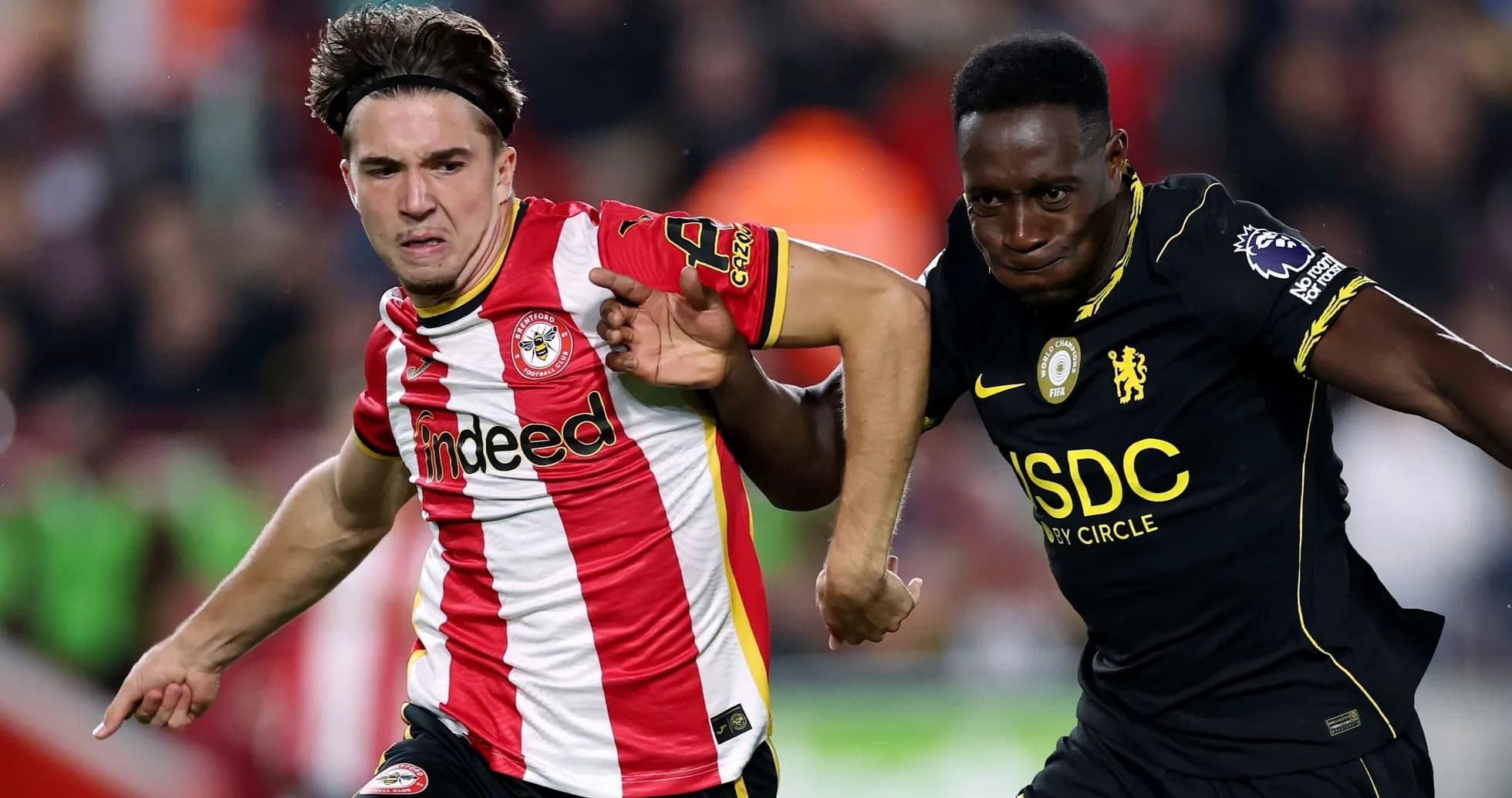 Игроки Brentford и Chelsea борются за мяч