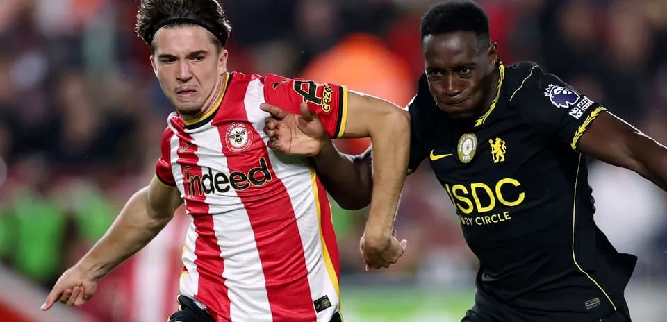 Игроки Brentford и Chelsea борются за мяч