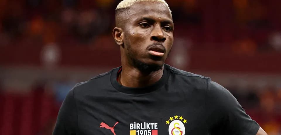 Игрок в тренировочной форме Galatasaray на стадионе