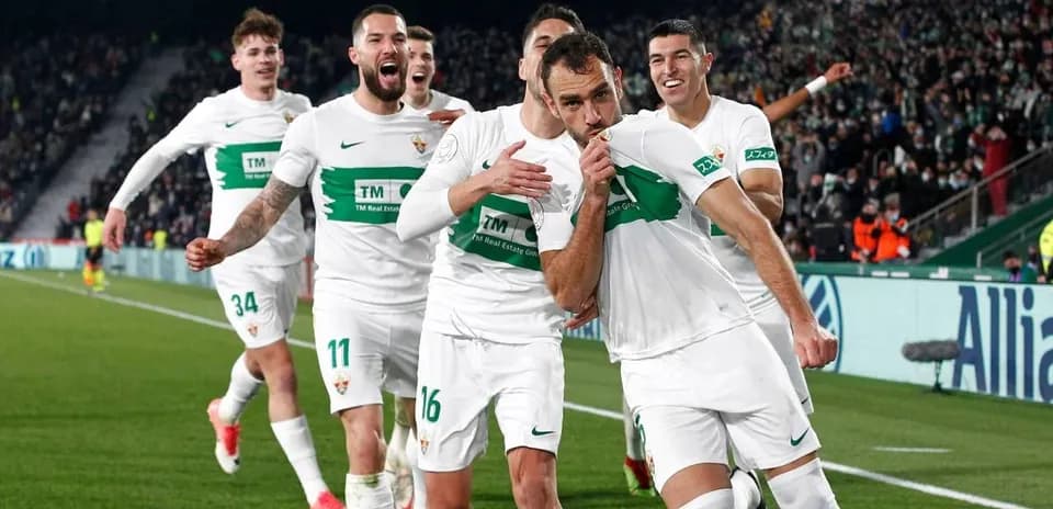 Игроки Эльче празднуют гол на стадионе