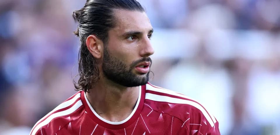 Игрок в красной форме Liverpool во время матча