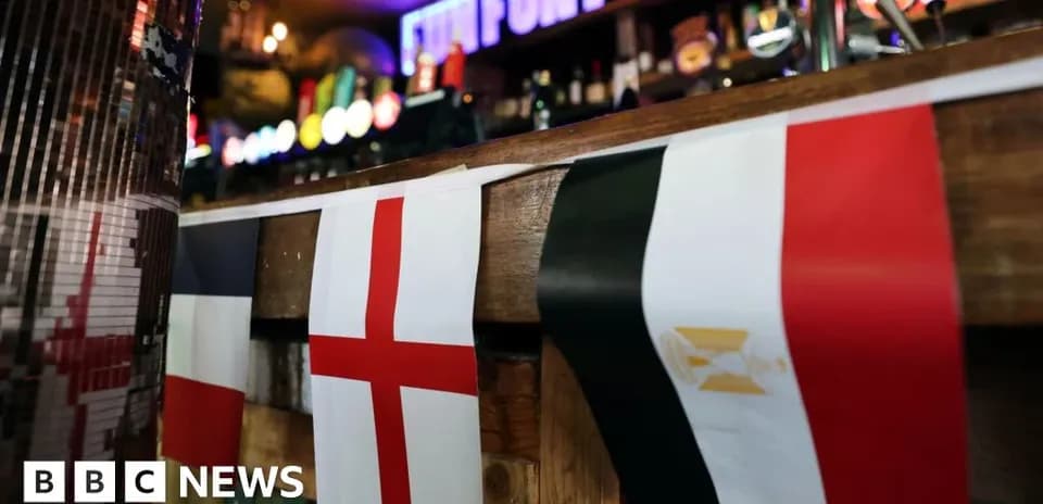 Флаги Франции, Англии и Египта на барной стойке