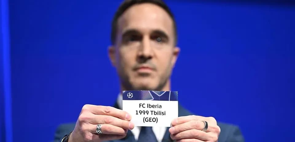 Человек держит карточку с названием FC Iberia