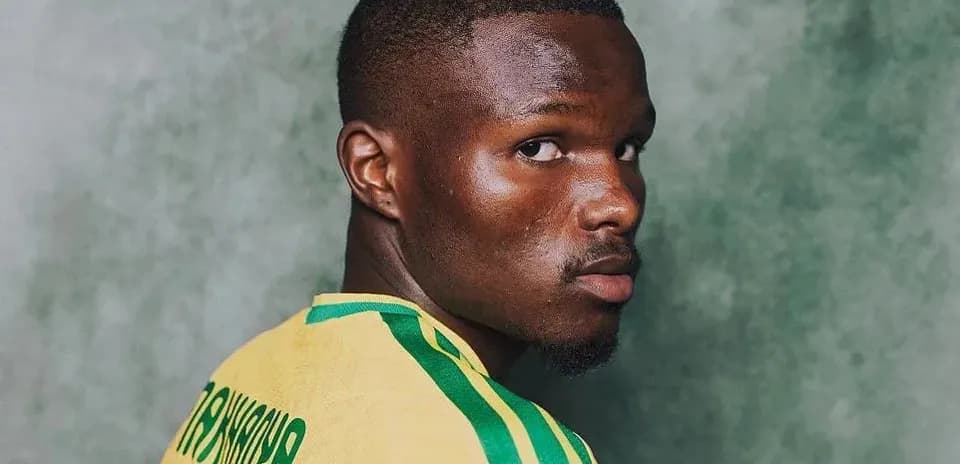 Игрок в футболке с номером, смотрящий в камеру