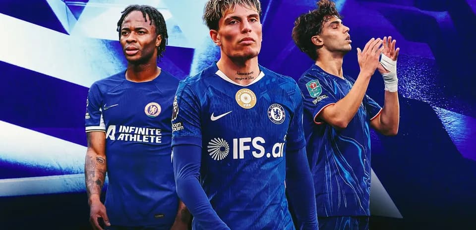 Трое футболистов Chelsea в синей форме на фоне
