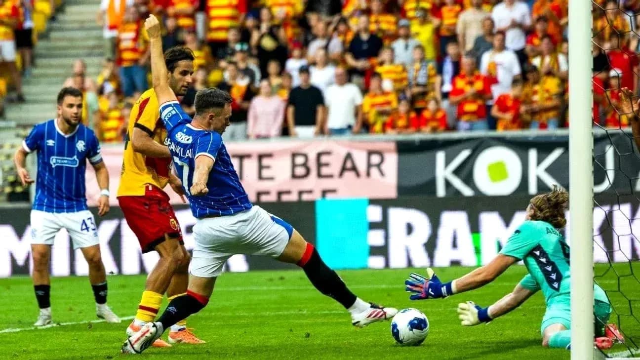 Игроки Jagiellonia и Saburtalo в борьбе за мяч