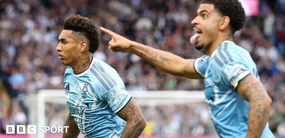 Игроки Nottingham Forest празднуют гол на поле