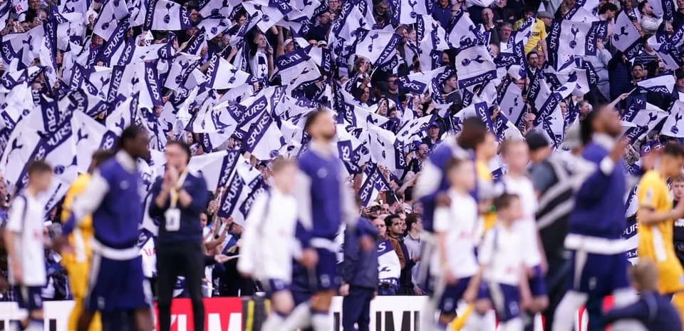 Фанаты с флагами Tottenham Hotspur на стадионе