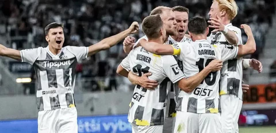 Игроки Hradec Králové празднуют гол