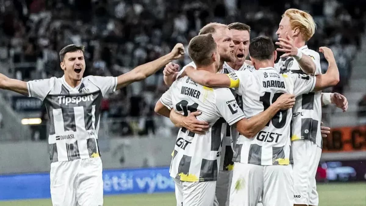 Игроки Hradec Králové празднуют гол