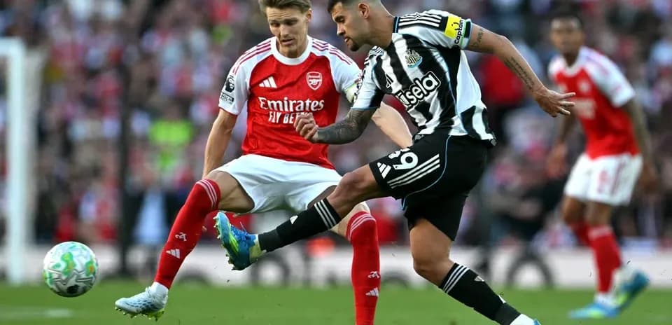Игроки Newcastle и Arsenal борются за мяч