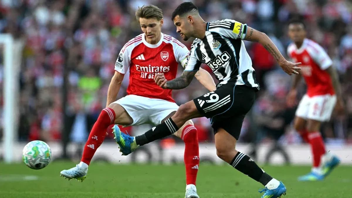 Игроки Newcastle и Arsenal борются за мяч