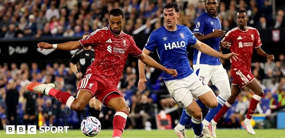 Игроки Liverpool и Ipswich борются за мяч на поле