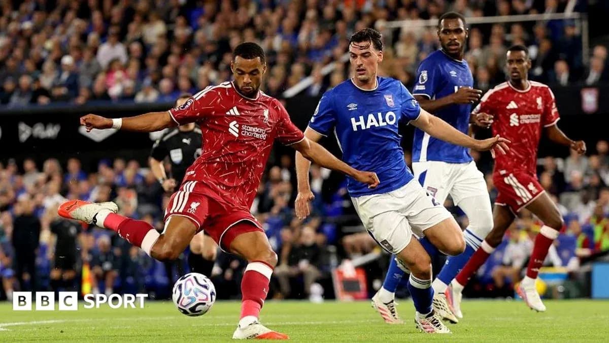 Игроки Liverpool и Ipswich борются за мяч на поле
