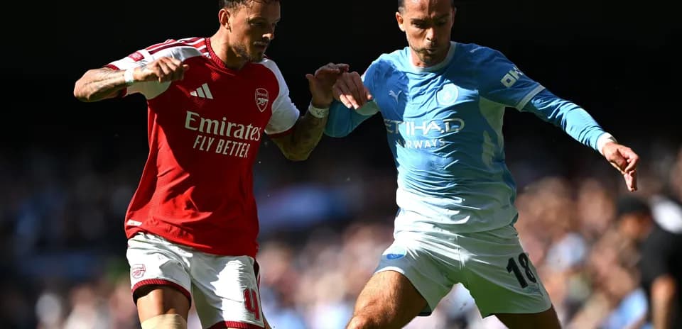 Игроки Arsenal и Manchester City борются за мяч