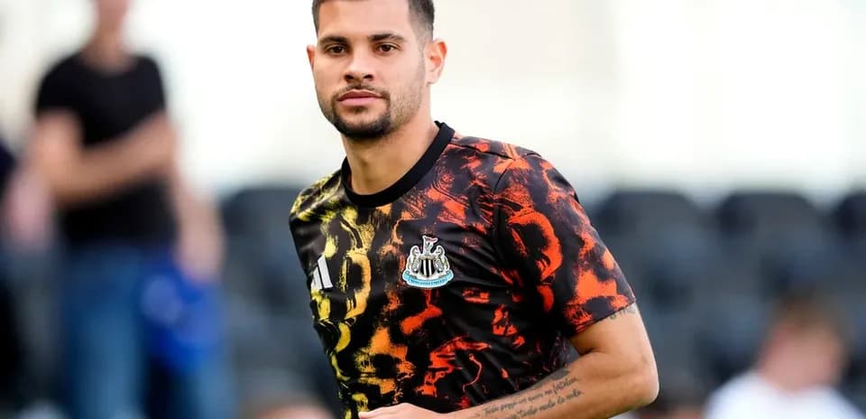 Игрок Newcastle в тренировочной форме на поле