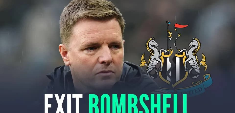 Тренер Newcastle United на фоне клубного логотипа
