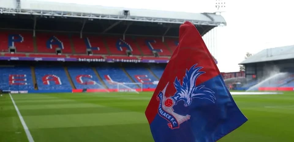 Уголок с флагом Crystal Palace на стадионе
