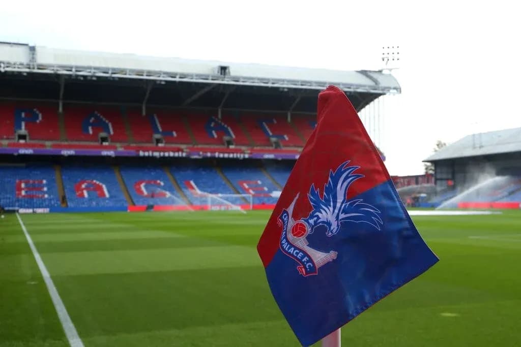 Уголок с флагом Crystal Palace на стадионе