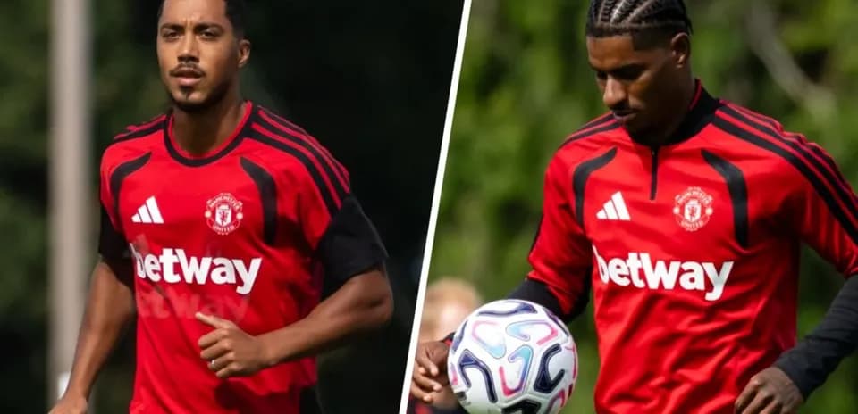 Игроки Manchester United на тренировке в красной форме
