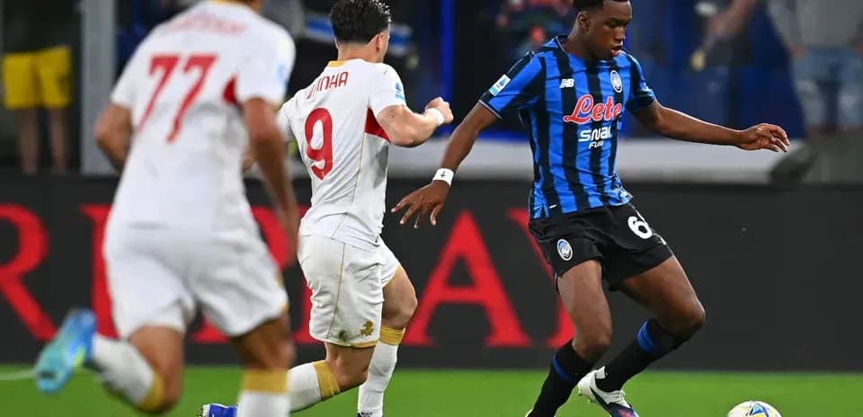 Игроки Atalanta и Roma борются за мяч на поле
