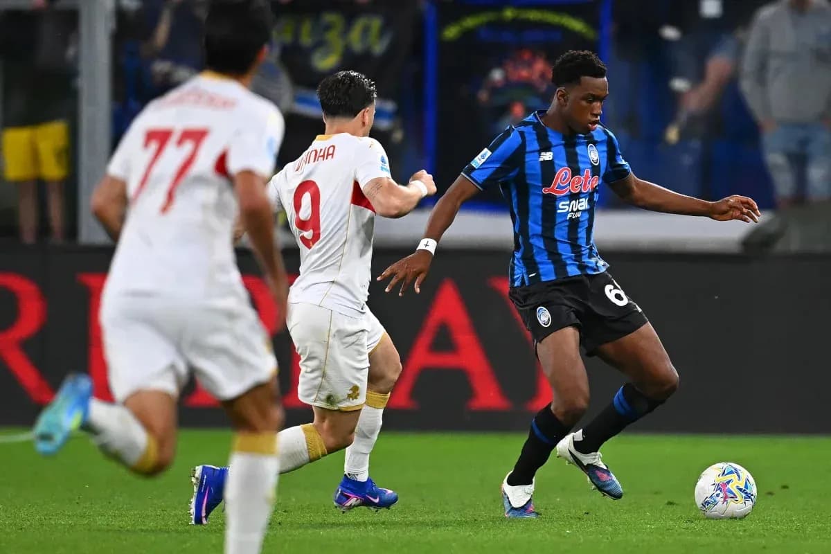 Игроки Atalanta и Roma борются за мяч на поле