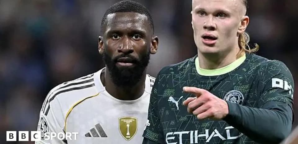 Игроки обсуждают на поле во время матча