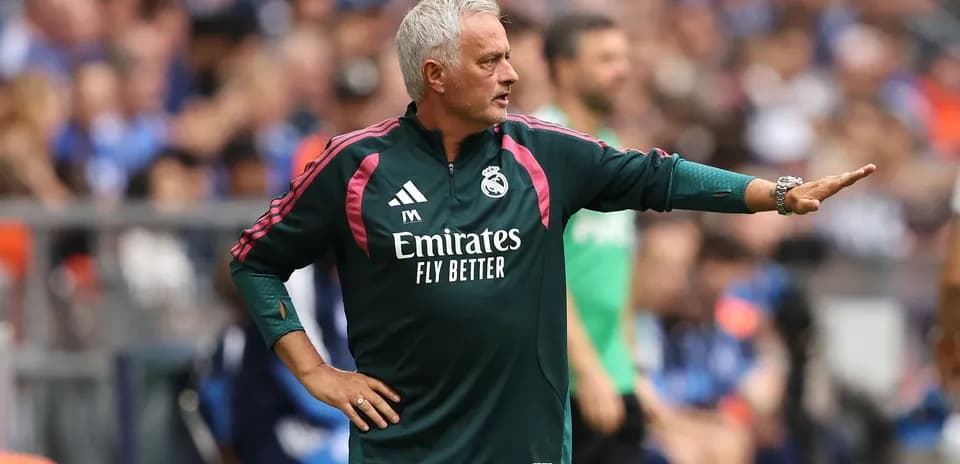 Тренер Real Madrid даёт указания во время матча